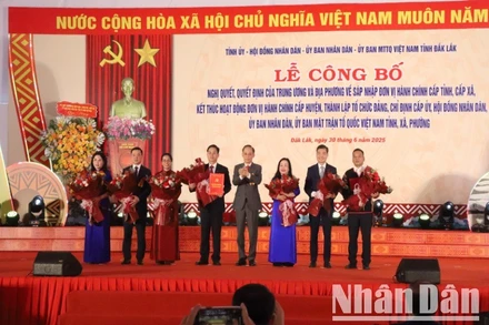 Đồng chí Lê Hoài Trung, Bí thư Trung ương Đảng, Chánh Văn phòng Trung ương Đảng trao quyết định của Ban Chấp hành Trung ương Đảng thành lập Đảng bộ tỉnh Đắk Lắk cho các đồng chí lãnh đạo Tỉnh ủy Đắk Lắk.