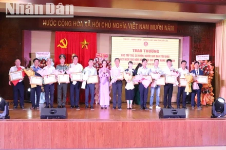 Tặng Bằng khen cho 13 tập thể có thành tích xuất sắc.