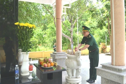 Đoàn công tác đến dâng hương tưởng niệm các anh hùng liệt sĩ hy sinh tại khu vực Đồn Biên phòng Sêrêpốk.