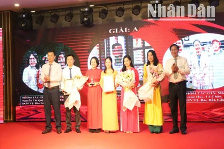 Lãnh đạo Ủy ban nhân dân thành phố Buôn Ma Thuột trao giải cho các tác giả đạt giải A.