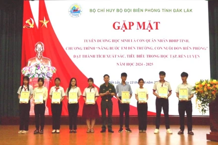 Trao thư khen tặng các em học sinh có thành tích cao.