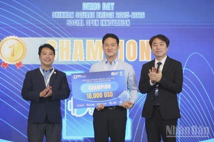 Trao giải quán quân trị giá 10.000 USD cho Vandalsoft - giải pháp nông nghiệp thông minh cho mô hình nuôi côn trùng làm thực phẩm. (Ảnh: PV)