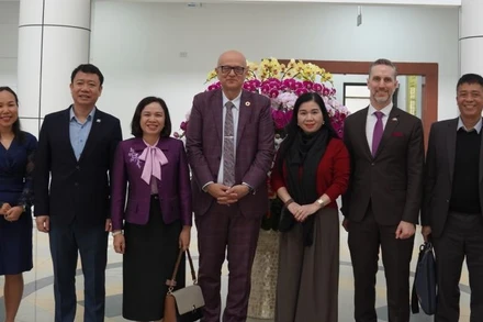 Tiến sĩ Aleksandar (Sasha) Bodiroza chụp ảnh cùng các đại diện, cán bộ Bộ Y tế và UNFPA. (Nguồn: UNFPA)