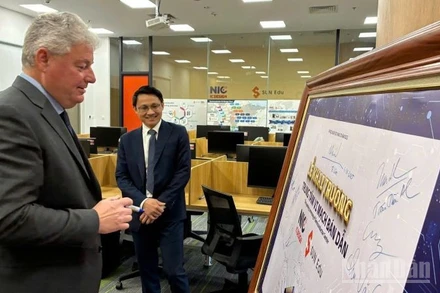 Phó Chủ tịch Tập đoàn ASML (Hà Lan) Eduard Stiphout tại Trung tâm Đổi mới sáng tạo Quốc gia (NIC) - Khu Công nghệ cao Hòa Lạc. (Ảnh: PV)