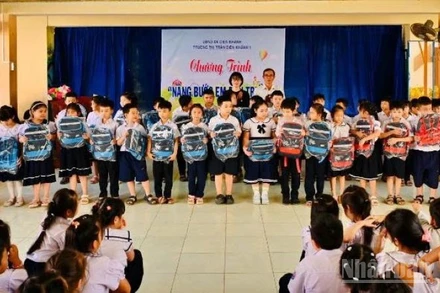Các em học sinh trường tiểu học thị trấn Diên Khánh 1 nhận những chiếc ba lô mới. (Ảnh: PV)