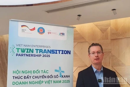 Ông Dennis Quennet, Giám đốc Phát triển kinh tế bền vững, Tổ chức Hợp tác quốc tế Cộng hòa Liên bang Đức (GIZ) chia sẻ về chuyển đổi kép. (Ảnh: HNV)