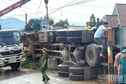 Hiện trường vụ lật xe tải trên đèo Phú Sơn.