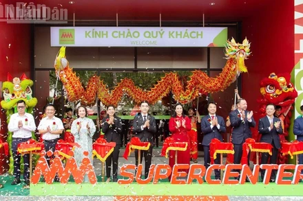 Đại biểu cắt băng khánh thành Trung tâm Thương mại.