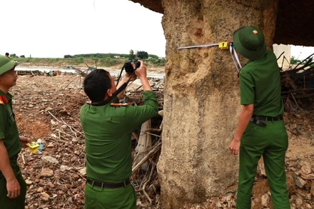 Công an tỉnh Phú Thọ điều tra xác minh sự cố hư hỏng cầu Sông Lô.