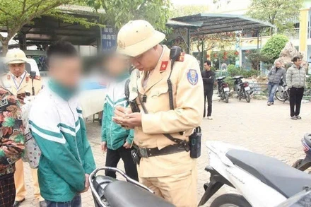 Cảnh sát giao thông Thành phố Hà Nội kiểm tra chuyên đề và xử lý vi phạm.