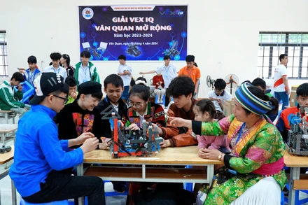 Cô giáo Vàng Thị Dính cùng học trò tham gia Giải VEX IQ Văn Quan mở rộng năm học 2023-2024 tại tỉnh Lạng Sơn.