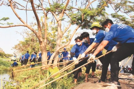 Thanh niên Thành phố Hồ Chí Minh trong một hoạt động tình nguyện. (Ảnh: THẾ ANH) 