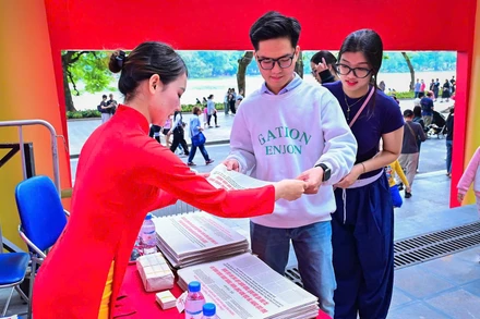 Đông đảo độc giả trẻ tìm hiểu không gian trưng bày “Toàn văn Dự thảo các văn kiện Đại hội XIV của Đảng” tại khuôn viên Báo Nhân Dân, 71 Hàng Trống, Hà Nội. (Ảnh: BẢO LONG)