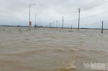 Quốc lộ 9C đến trung tâm xã Lệ Thủy vẫn chìm trong nước, giao thông đường bộ đang bị ách tắc.