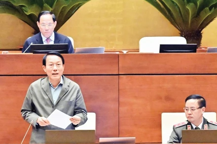 Bộ trưởng Công an Lương Tam Quang phát biểu giải trình, làm rõ một số vấn đề đại biểu Quốc hội nêu. (Ảnh ĐĂNG ANH)