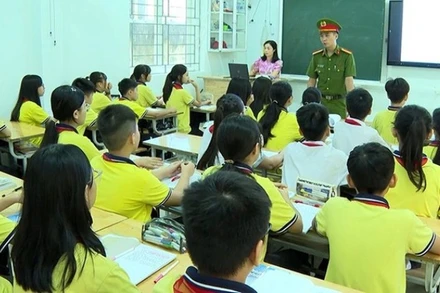Công an Thanh Hóa tuyên truyền, phổ biến pháp luật đến học sinh phổ thông trong tỉnh. (Ảnh: MAI LUẬN)