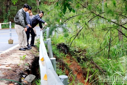 Phó Chủ tịch Ủy ban nhân dân tỉnh Lâm Đồng Nguyễn Hồng Hải đến kiểm tra hiện trường và chỉ đạo xử lý điểm sạt trượt trên đường đèo Mimosa.