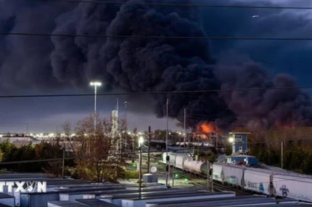 Khói bốc lên tại hiện trường vụ rơi máy bay chở hàng ở sân bay quốc tế Louisville Muhammad Ali, bang Kentucky (Mỹ). (Ảnh: Reuters/TTXVN)