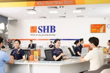 Giao dịch khách hàng tại chi nhánh ngân hàng SHB.
