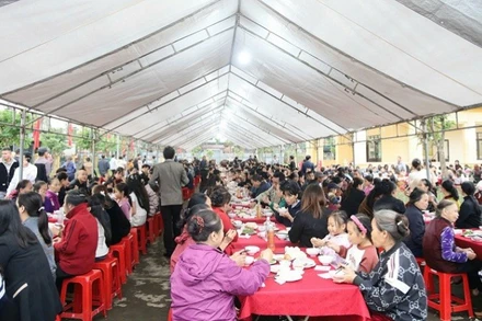 Bữa cơm đại đoàn kết ở xóm Hồng Thái, xã Hưng Nguyên Nam.