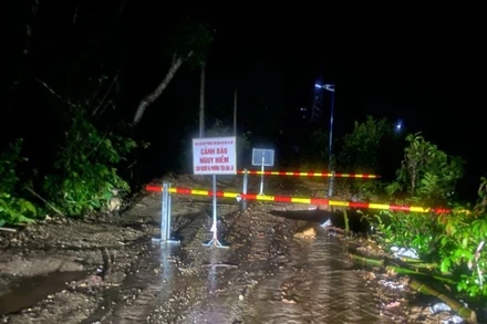 Mưa lớn từ đêm 16/11 khiến nhiều tuyến đường khu vực miền núi tại Quảng Trị bị ngập sâu, chia cắt giao thông.