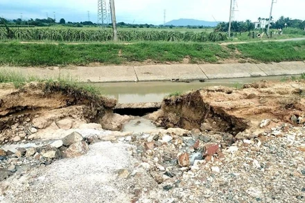 Sau cơn bão số 13, hệ thống kênh Sông Quao sạt lở khoảng 5m mương đi qua xã Hàm Thuận.