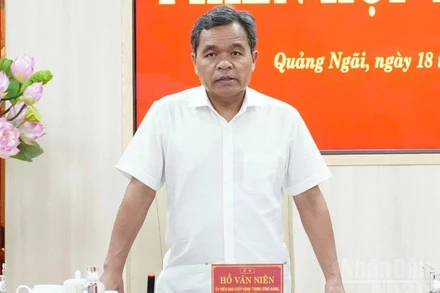 Đồng chí Hồ Văn Niên, Ủy viên Trung ương Đảng, Bí thư Tỉnh ủy Quảng Ngãi phát biểu kết luận phiên họp.