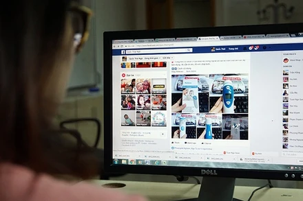 Người tiêu dùng cần tìm hiểu kỹ thông tin người bán, thông tin sản phẩm khi mua sắm trực tuyến. (Ảnh TUỆ NGHI)