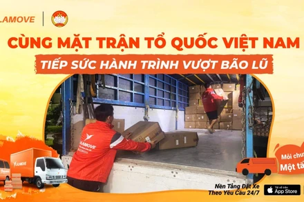 Những chuyến xe đầu tiên đến các tỉnh, thành chịu thiệt hại do bão lũ đã lăn bánh.