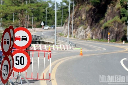 Từ 13 giờ ngày 25/11, các phương tiện (trừ ô-tô tải) được phép lưu thông trở lại trên tuyến đèo Prenn.