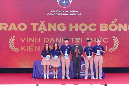 Trao tặng học bổng dành cho sinh viên Trường cao đẳng Công thương quốc tế.