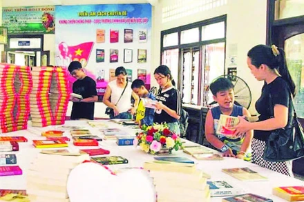 Một góc tại không gian trưng bày sách chủ đề “Mốc son lịch sử”.