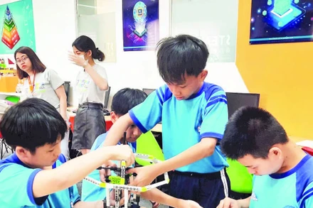 Học sinh trải nghiệm tại Trung tâm Giáo dục STEAMZone, Khu Công viên phần mềm Quang Trung