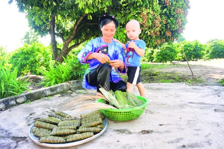 Những mẻ bánh tro mới ra lò của đồng bào dân tộc Nùng tại Tây Nguyên.