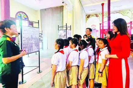 Thế hệ trẻ phường Hoàn Kiếm tìm hiểu về lịch sử hào hùng của lực lượng vũ trang Thủ đô tại triển lãm.