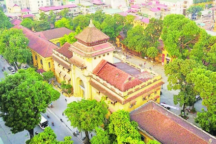 Tòa nhà số 19 Lê Thánh Tông (phường Cửa Nam, Hà Nội), một công trình có kiến trúc đẹp, được xây dựng trước năm 1954.