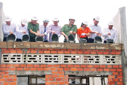 Lãnh đạo tỉnh Bạc Liêu và đại diện đơn vị tài trợ tại lễ khởi công xây dựng nhà đại đoàn kết ở địa phương.
