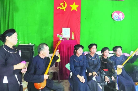 Hòa tấu hát then, đàn tính các thế hệ ở Câu lạc bộ hát then, đàn tính xã Cát Tiên 3, tỉnh Lâm Đồng.