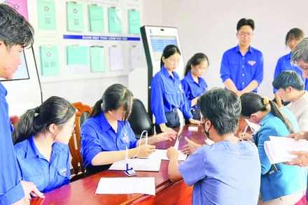 Mầu áo xanh tình nguyện tại Trung tâm Phục vụ hành chính công các xã, phường, đặc khu ở Lâm Đồng.