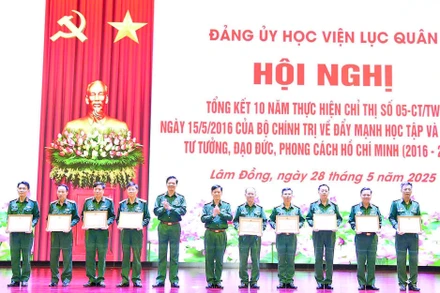 Đảng ủy Học viện Lục quân trao Bằng khen, Giấy khen tặng các tập thể, cá nhân đạt thành tích xuất sắc trong thực hiện Chỉ thị số 05.