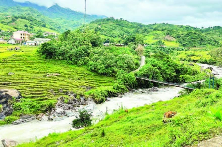 Từ thôn Kon Tua về trung tâm xã Ngọc Linh phải đi qua cầu treo nhỏ cho nên việc vận chuyển hàng hóa rất khó khăn.