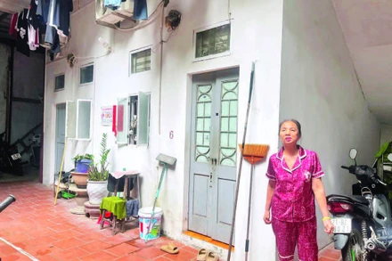 Bà Chử Thị Tân bên căn nhà mới được UBND phường Vĩnh Hưng cấp sổ đỏ.