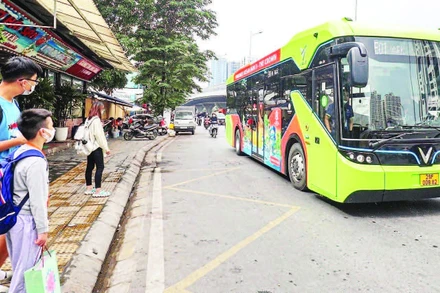 Việc tăng số lượng, chất lượng xe buýt cũng sẽ giúp Thành phố Hà Nội từng bước hạn chế xe máy xăng. (Ảnh KHÁNH LÊ)