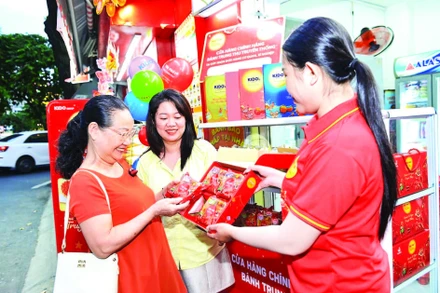 Khách hàng mua bánh trung thu sớm. (Ảnh PHƯƠNG VY)