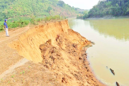 Khai thác cát làm sạt lở bờ sông Krông Ana đoạn qua xã Liên Sơn Lắk, tỉnh Đắk Lắk, gây bức xúc trong nhân dân.