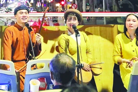 Hát xẩm trên xe buýt là hoạt động mới mẻ được nhiều khách du lịch thích thú.