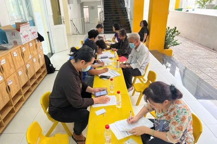 Người dân làm hồ sơ đề nghị hưởng chính sách an sinh xã hội tại phường Chợ Quán.