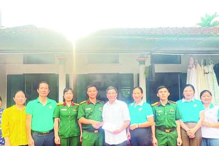 Hội Phụ nữ xã Đan Phượng phối hợp với Đơn vị X260-Cục Quân khí trao quà tặng các thương, bệnh binh, gia đình chính sách nhân dịp 27/7.