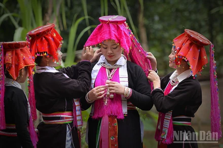 Cô dâu Đặng Thị Dần (thôn Làng Đẩu, xã Phúc Khánh, tỉnh Lào Cai) trong ngày cưới. (Ảnh: Đặng Vũ Linh) 