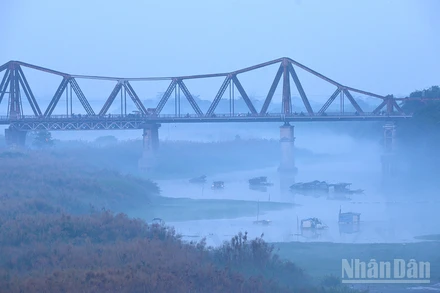Sương chiều bao bọc cầu Long Biên. (Ảnh: Vũ Linh) 